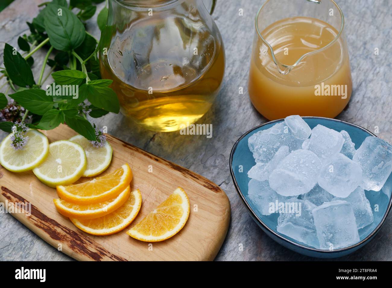Eistee, Eis-Tee aus Kräutertee gemischt mit Apfelsaft, Saft von Orange ...