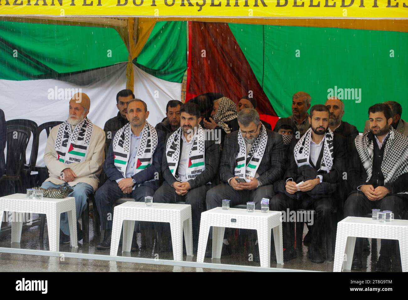 November 19, 2023: Gaziantep, Turkiye. 19 November 2023. Hundreds of people weaving the Palestinian flag gather in Gaziantep in support of Palestinians and of Hamas' recent Al-Aqsa Flood operation. A Hamas senior official, Majid Abu Hasan, joined the demonstration and thanked the Turks for their support of Palestine and of the Al-Qassam Brigades. Abu Hasan also explained that the Al-Aqsa Battle of Flood aimed at freeing Palestinian prisoners held in Israeli prisons, among whom are elderly, youths, women and children (Credit Image: © Zakariya Yahya/IMAGESLIVE via ZUMA Press Wire) EDITORIAL USAG Stock Photo