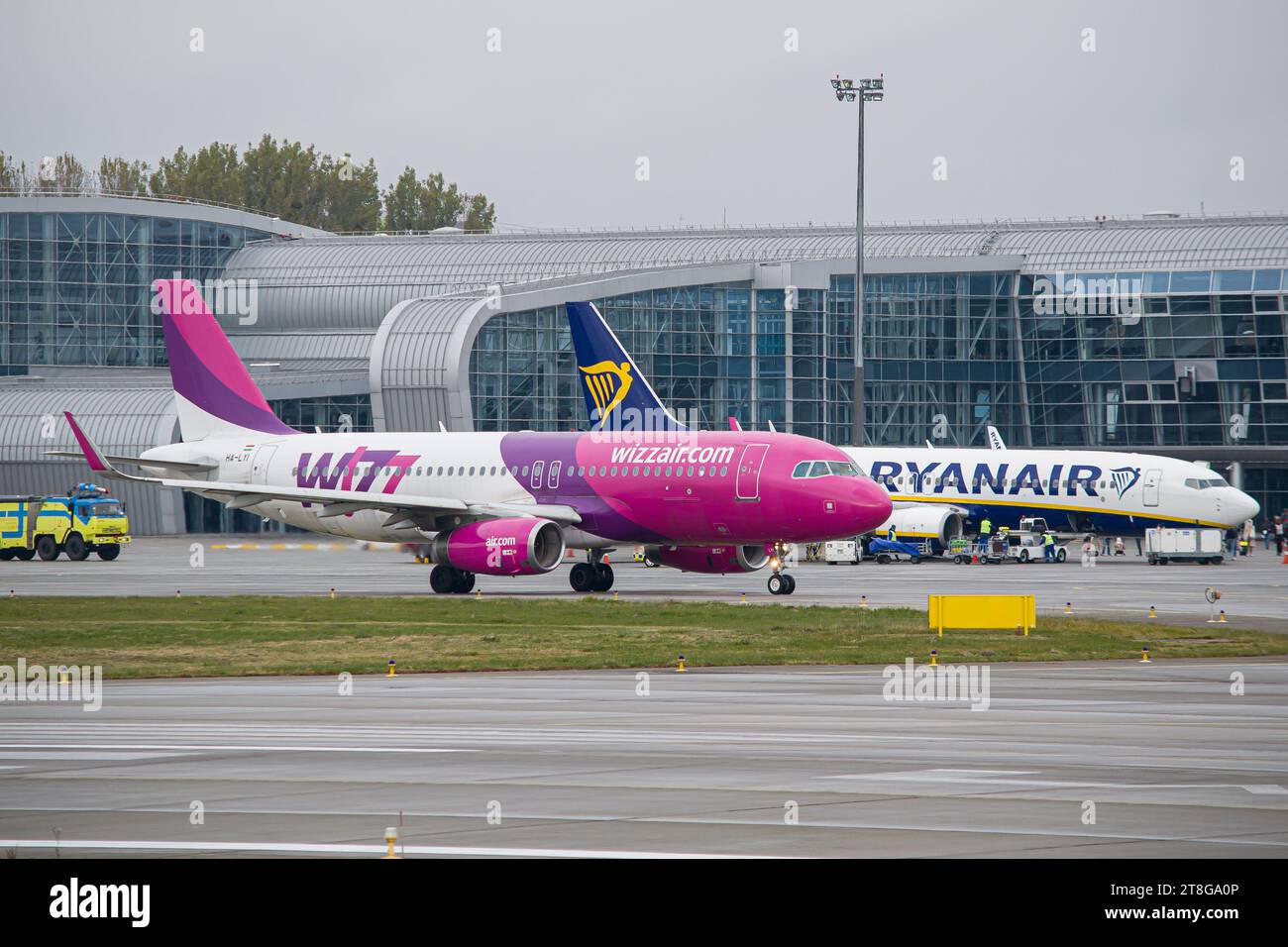 WizzAir Airbus A320 taxiing for takeoff with Ryanair Boeing 737-800 on the background Stock Photo