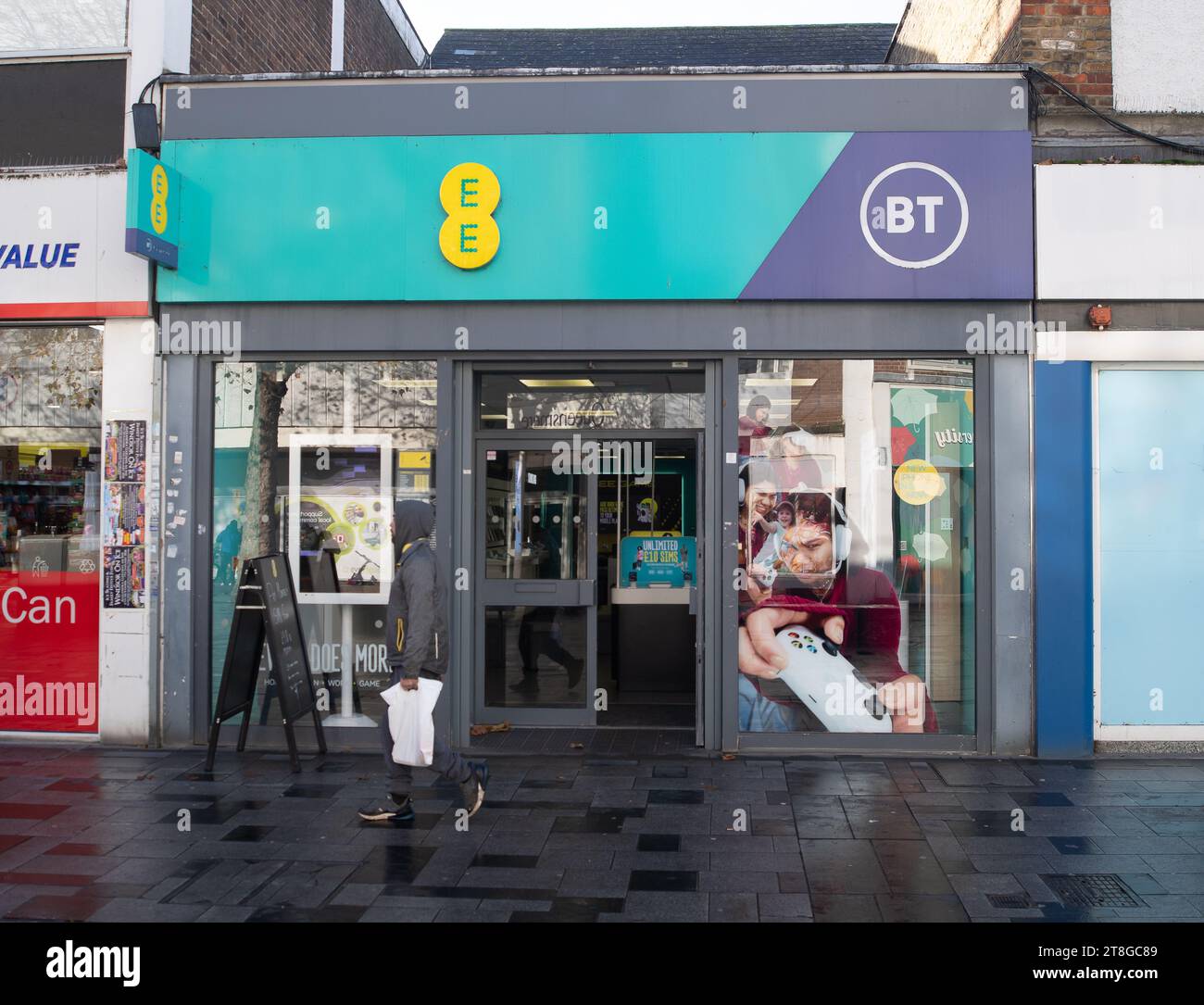 Slough, UK. 20th November, 2023. An EE Mobile phone store in Slough