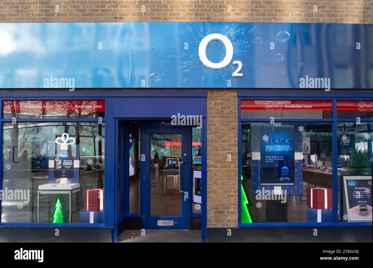 Slough, UK. 20th November, 2023. An O2 Mobile phone store in Slough