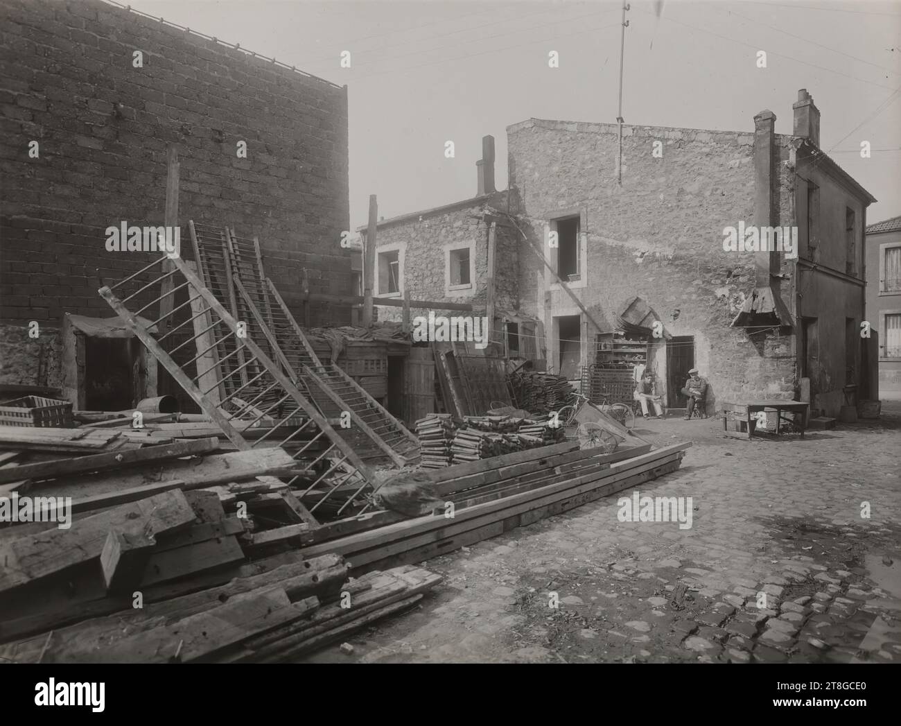 Materials stored in a courtyard, 31 avenue du Docteur-Durand. 