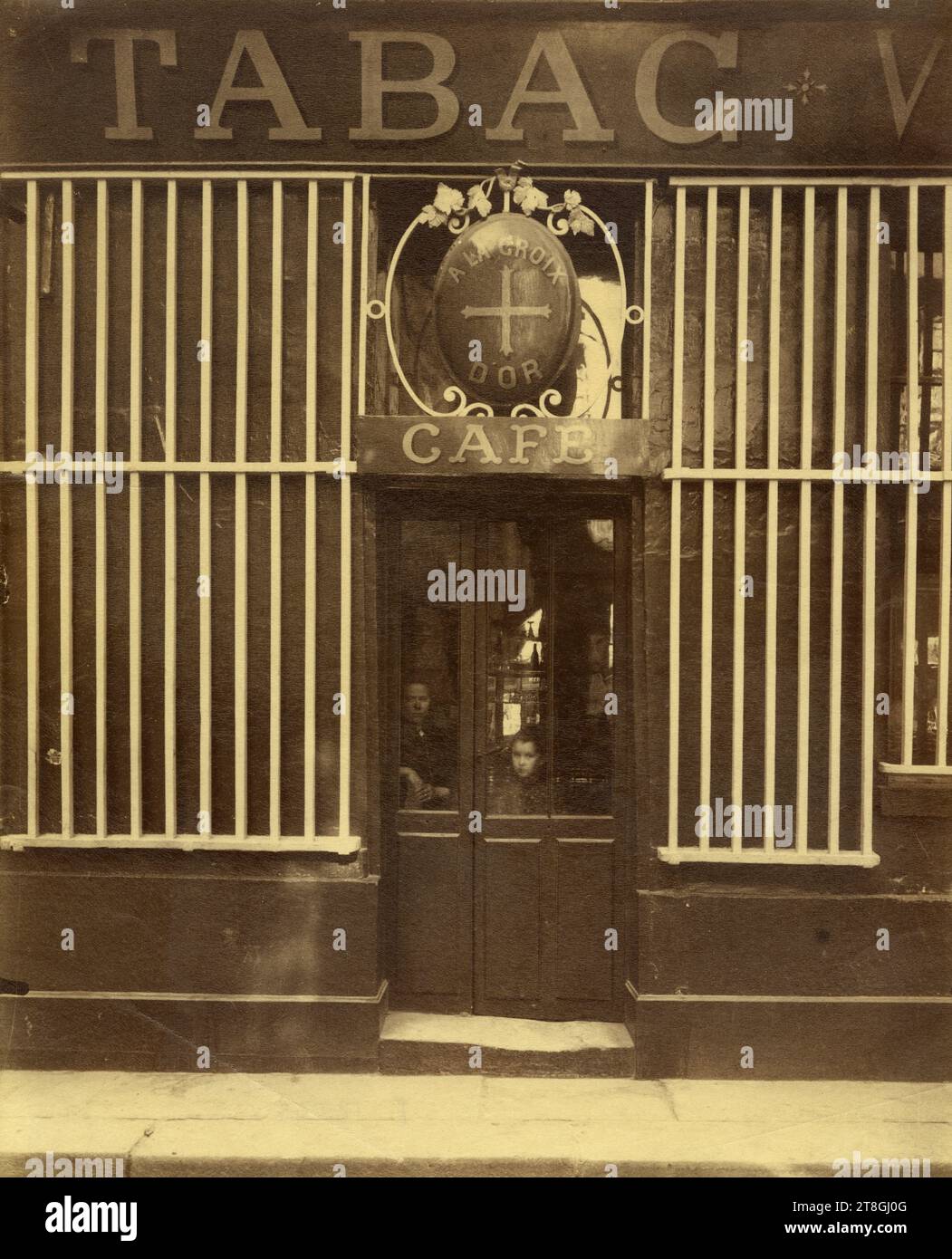 Café tabac cabaret 'at the golden cross. 54, rue Saint André des Arts, 6th arrondissement, Paris, Atget, Eugène (Jean Eugène Auguste Atget), Photographer, In 1900, 1st quarter 20th century, Photography, Graphic arts, Photography, Albumen print, Dimensions - Work: Height: 21.7cm, Width: 17.7cm Stock Photo