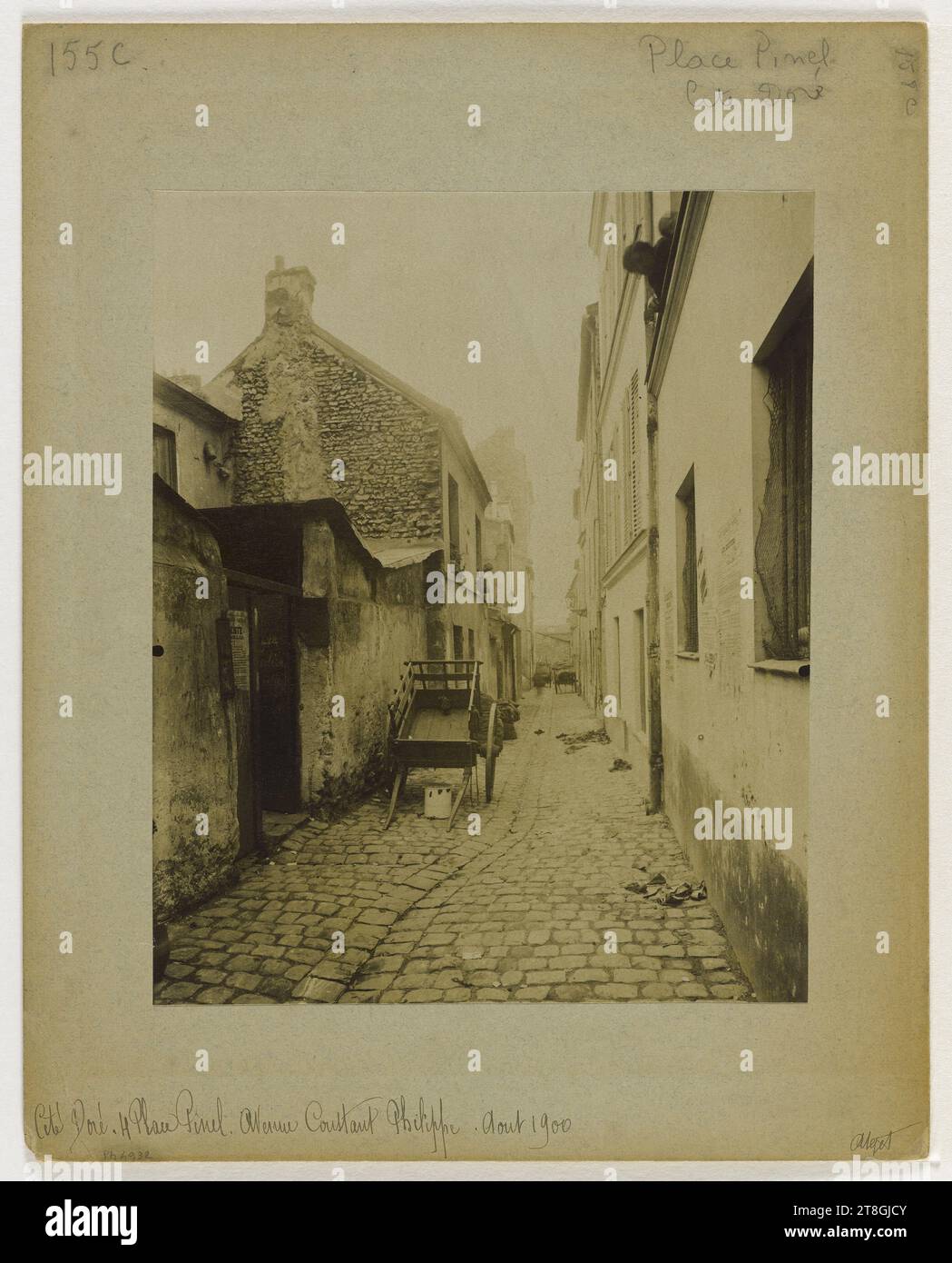 Cité Doré, 4 place Pinel, avenue Philippe-Constant, 13th arrondissement, Paris, Atget, Eugène (Jean Eugène Auguste Atget), Photographer, Photography, Graphic arts, Albumen print, Dimensions - Work: Height: 21.4 cm, Width: 17.6cm Stock Photo