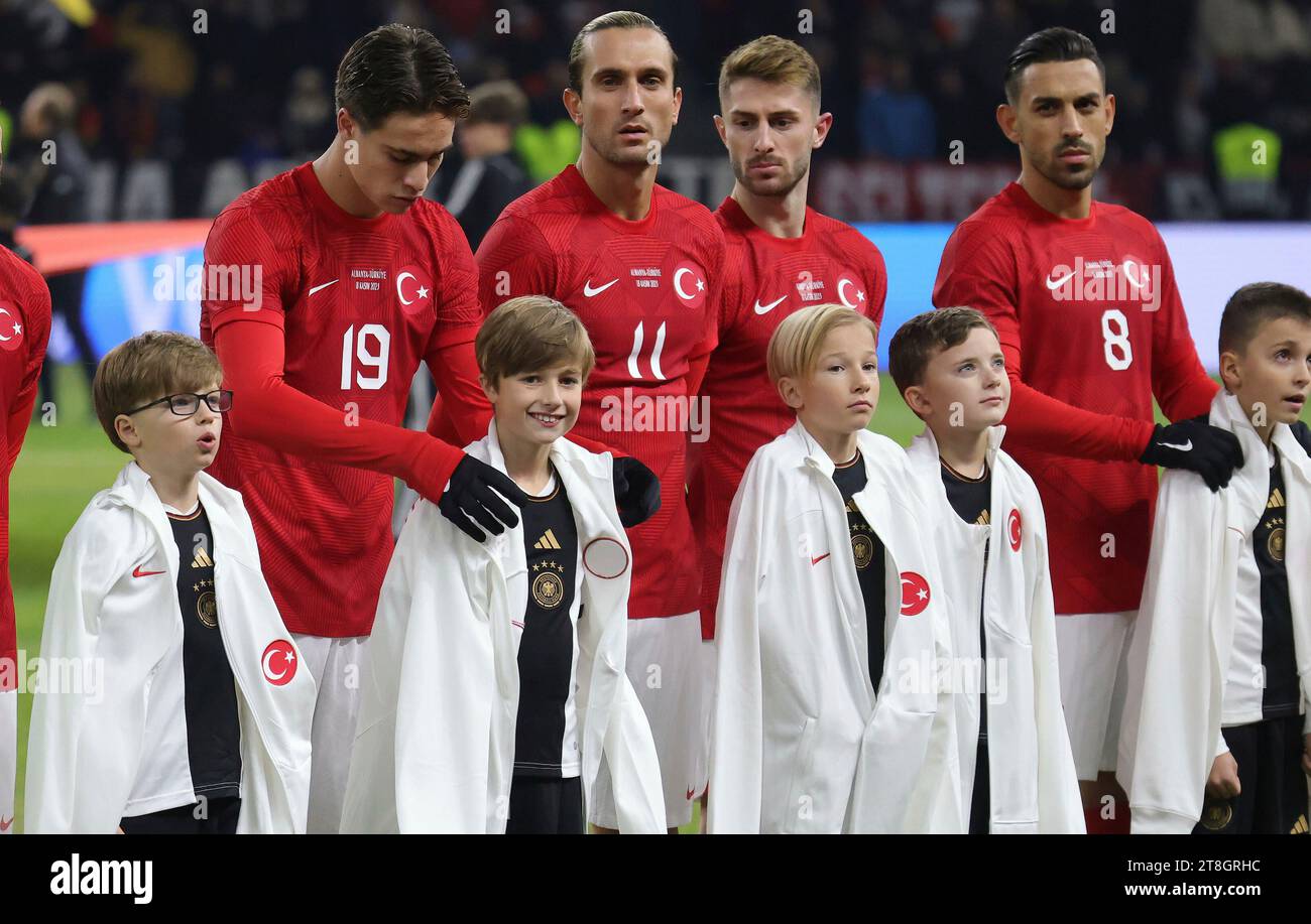Berlin, Deutschland. 18th Nov, 2023. firo: 18.11.2023 Football, Soccer, Season 2023/2024 Men's National Team Germany Friendly Match: Germany - Turkey left to right: No. 19 Kenan YildizTeam Turkey at National Anthem TEam puts their training jacket around their shoulders to keep them warm during the national anthem joke humor Credit: dpa/Alamy Live News Stock Photo