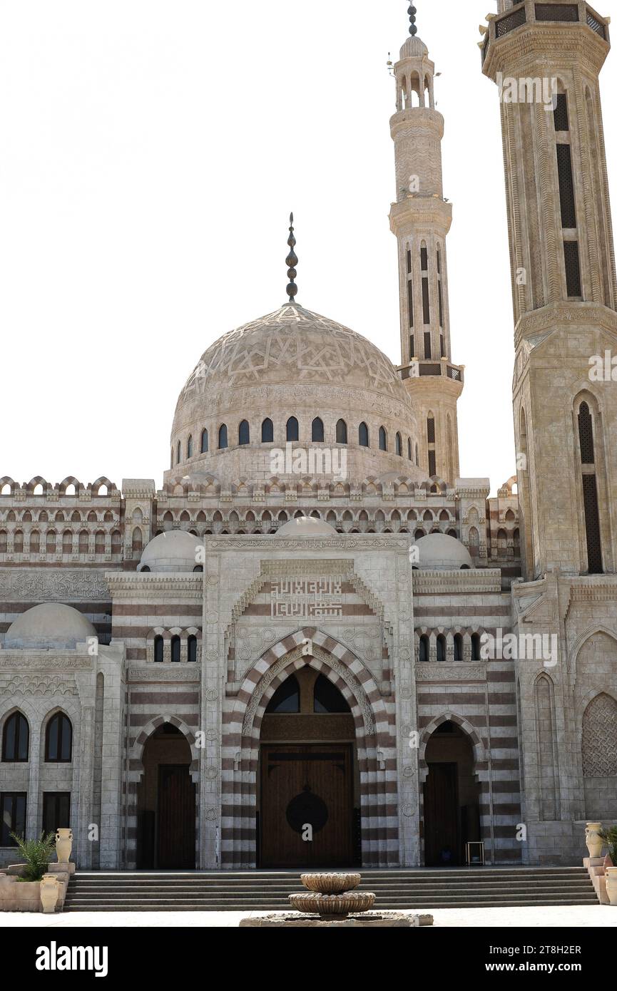 The grand Al Mustafa Mosque stands with intricate Islamic architecture, featuring a large dome, twin minarets, and ornate archways, welcoming worshipp Stock Photo