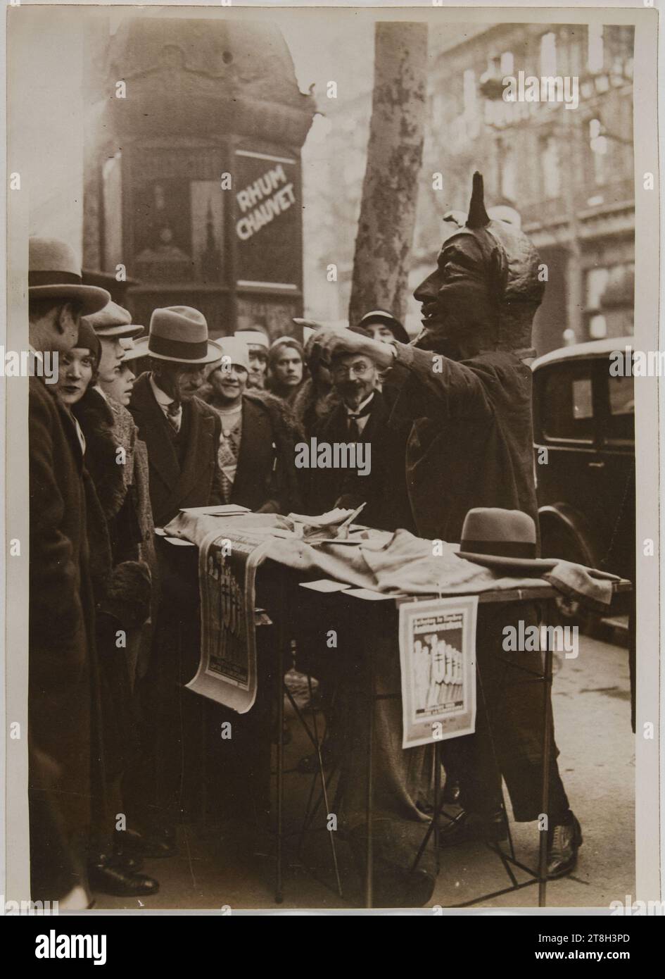 Patter contest by street vendors on the Grands Boulevards, for the benefit of the sale of the anti-tuberculosis stamp, Paris, Agence Rol G. Devred, Photographe, En 14-12-1930, Photography, Graphic arts, Photography, Gelatino silver bromide print, Dimensions - Work: Height: 17.8 cm, Width: 12 cm, Dimensions - Margin:, Height: 17.9 cm, Width: 13 cm Stock Photo
