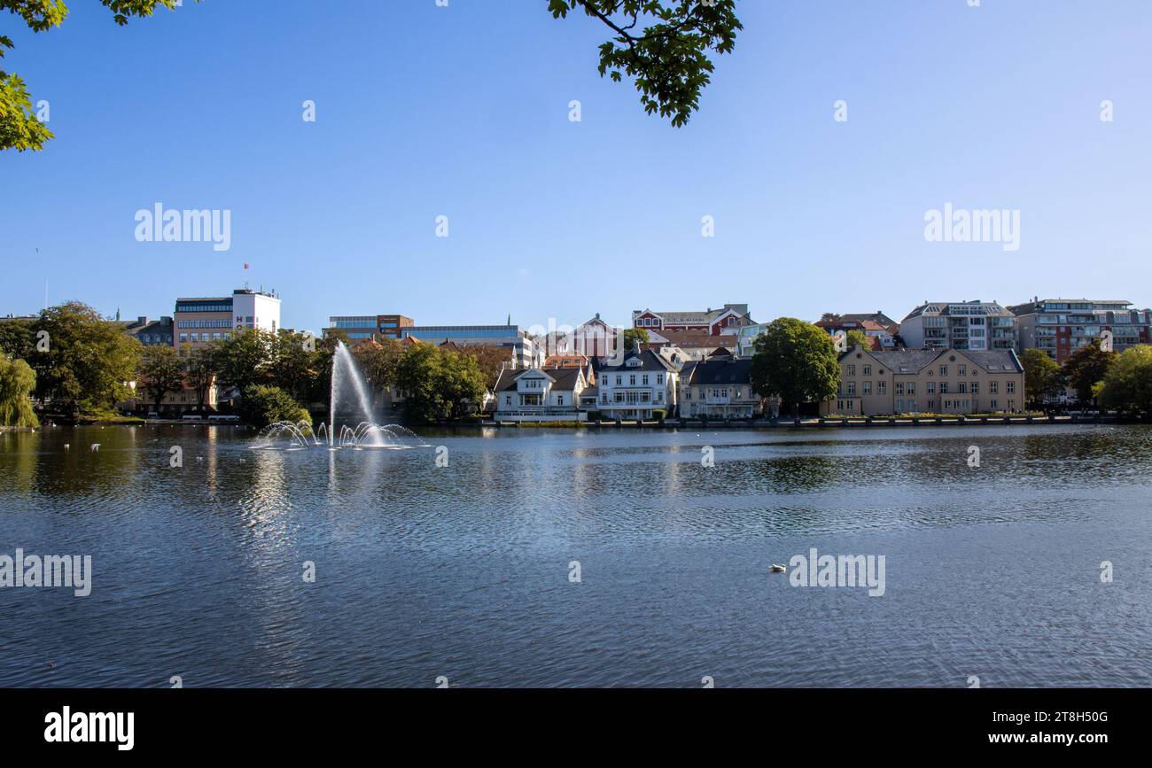 Fotografía panorámica en Stavanger, el lago artificial llamado Breiavatnet, con una fuente en su parte central y bonitos edificios antiguos a su alred Stock Photo