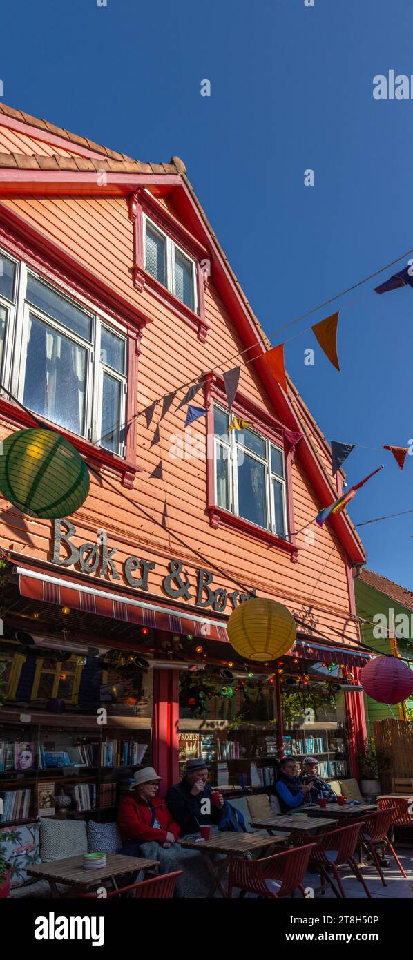 Stavanger, calle Øvre Holmegate, conocida como Fargegaten (la calle de los colores). Esta casa roja es librería y cafetería al mismo tiempo. Noruega Stock Photo