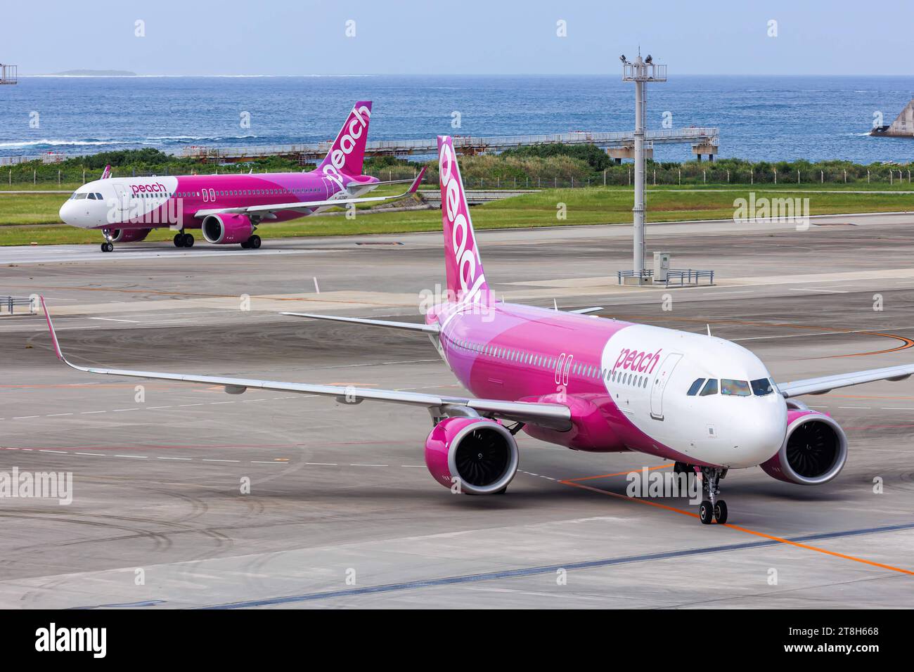 Peach airlines hi-res stock photography and images - Alamy