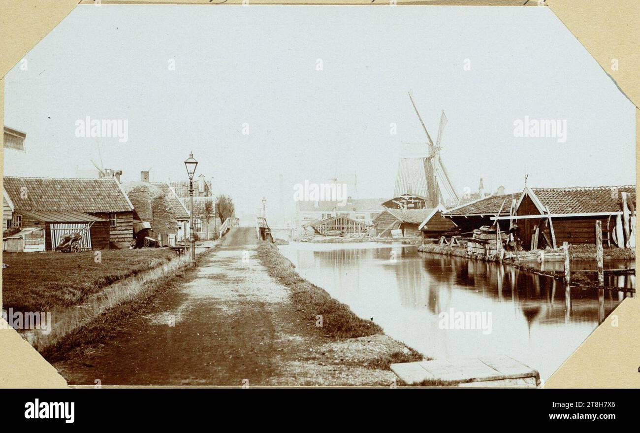 Vaart met molen De voormalige Middenweg Zaagmolenbuurt, verdwenen in 1897, ongeveer ter hoogte van de huidige Frederi 010094000797. Stock Photo