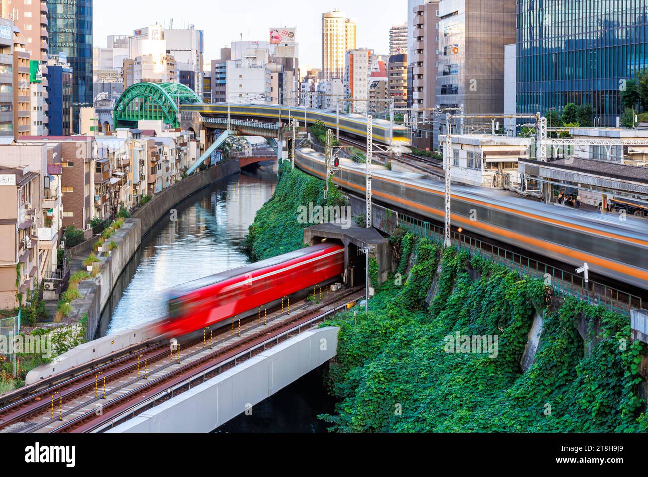 Nahverkehr in Tokio mit Zügen der Metro und Eisenbahnen der Japan Rail JR in Tokyo, Japan Tokio, Japan. , . Nahverkehr in Tokio mit Zügen der Metro und Eisenbahnen der Japan Rail JR in Tokyo, Japan. *** Local transportation in Tokyo with trains of the metro and railroads of Japan Rail JR in Tokyo, Japan Tokyo, Japan 25 September 2023 Local transportation in Tokyo with trains of the metro and railroads of Japan Rail JR in Tokyo, Japan Credit: Imago/Alamy Live News Stock Photo