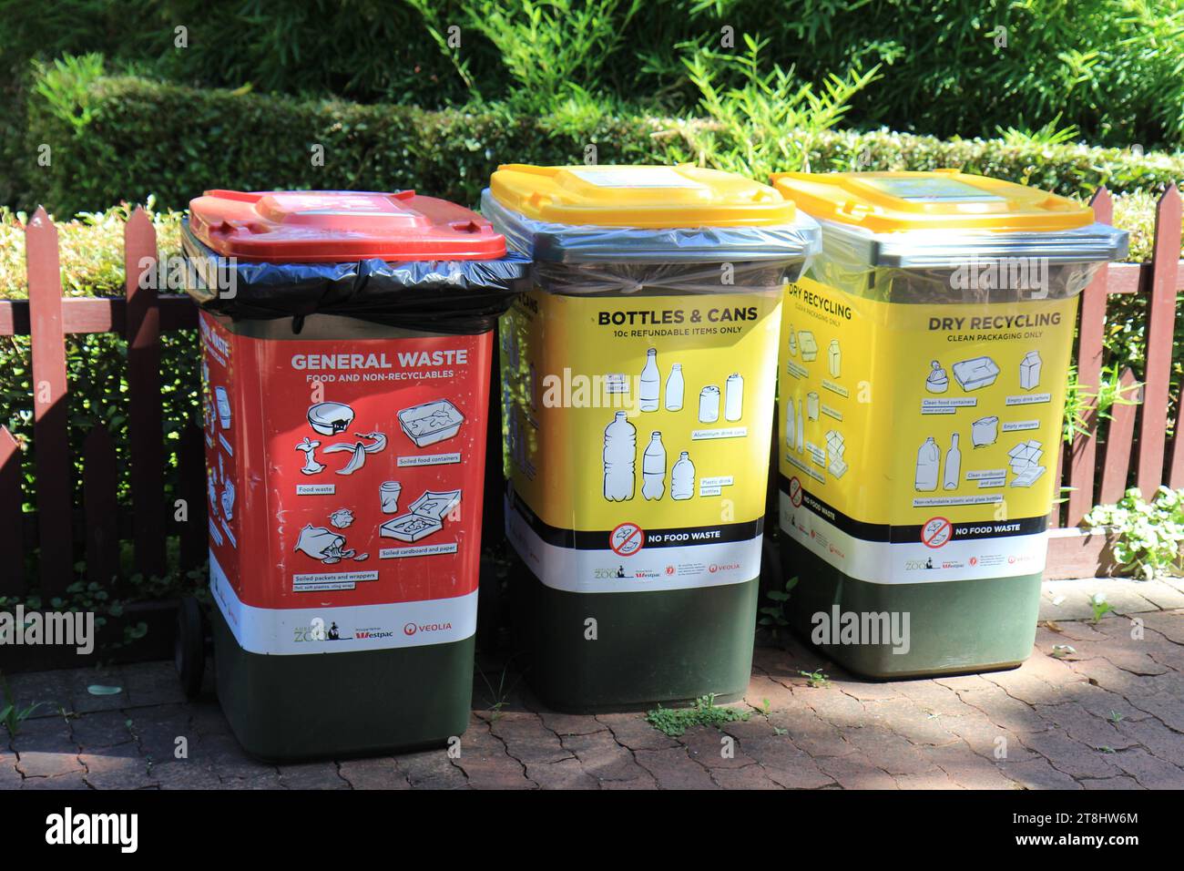 Adelaida Australia 20180119 New rubbish bins for paper, glass and general litter with