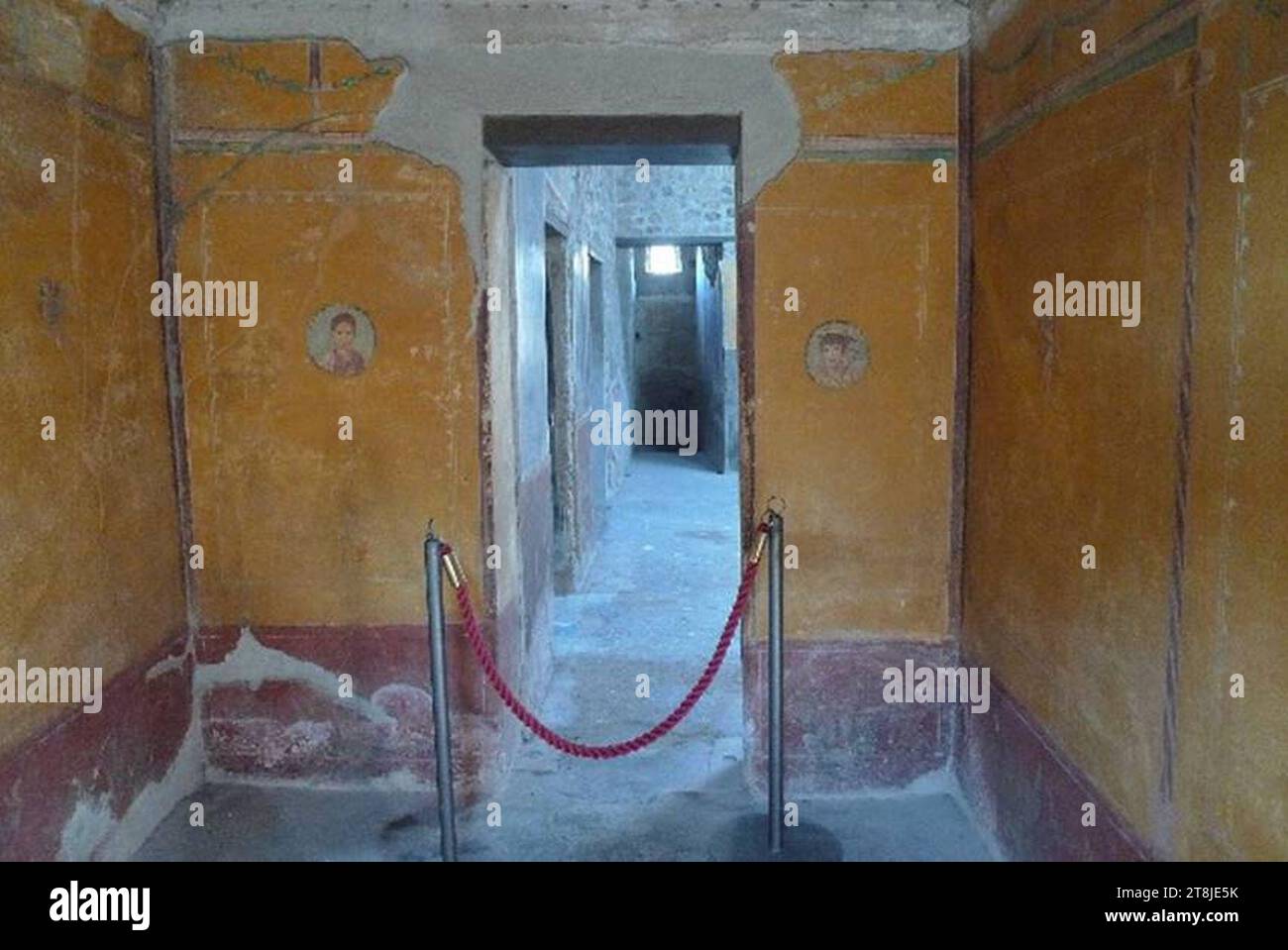 V.4.a Pompeii. July 2010. West wall of cubiculum to right of tablinum, with doorway to atrium.. Stock Photo
