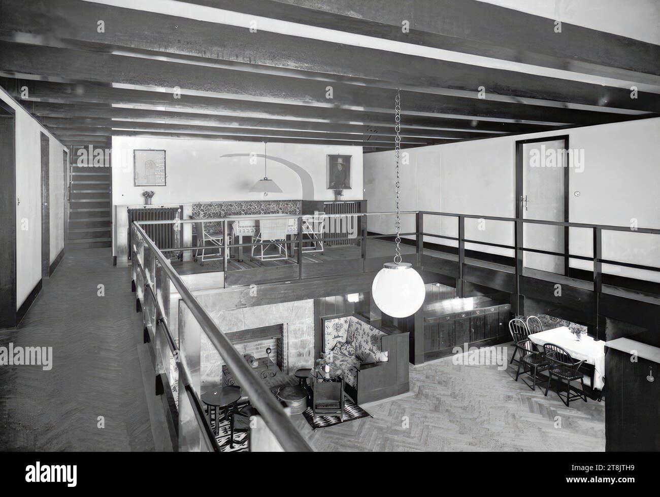 Country house Paul Khuner, Kreuzberg 60, Payerbach, Lower Austria, view from the gallery of the hall to the fireplace area, Martin Gerlach jun., Vienna 1879 - 1944 Vienna, 1929-1930, photography, gelatin silver paper, photo paper: 15.9 × 22.4 cm, 6 1/4 × 8 13/16 in., verso: 'foto gerlach wien VII. neubaugasse 36 B 31238', purple stamp, 'Dr. Ludwig Münz', blue stamp, 'Adolf Loos Archiv', blue stamp, verso: 'Khuner Payerbach, view from the gallery into the hall', '423', '60%', pencil, 'M 2', copy pen, Austria Stock Photo