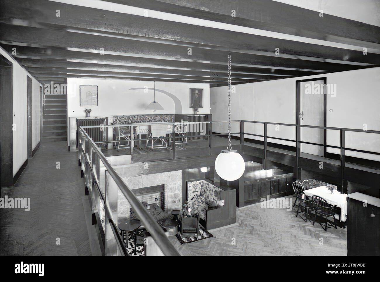 Landhaus Paul Khuner, Kreuzberg 60, Payerbach, Lower Austria, view from the gallery of the hall to the fireplace area, 1929-1930, photo taken in 1930, negative, glass negative, plate: 18 x 24 cm Stock Photo