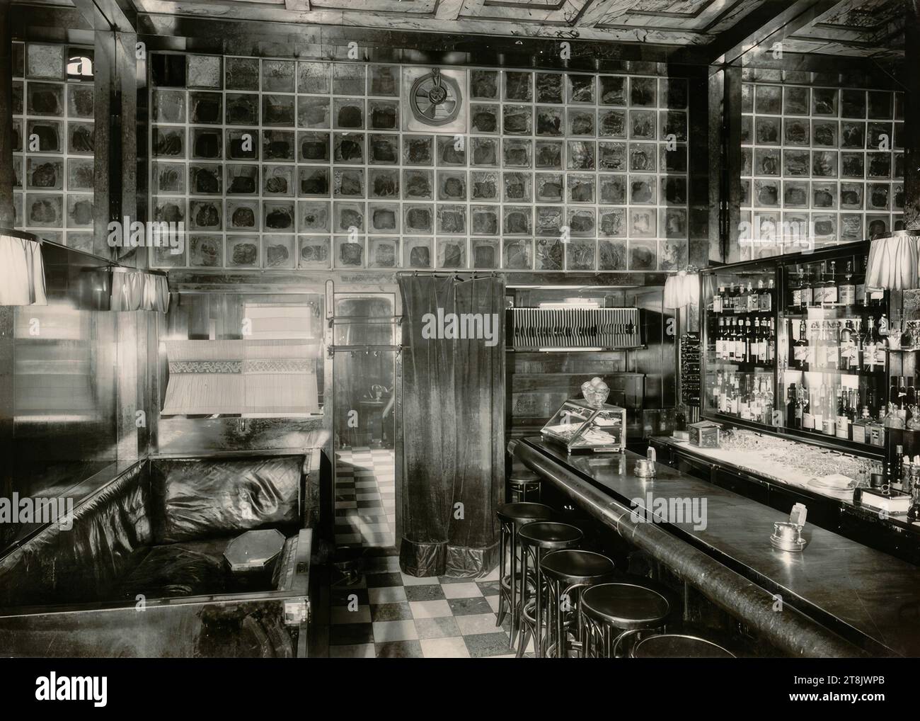 Kärntner Bar, American Bar, Vienna I., Kärntner Passage, interior, as it was in 1930, Martin Gerlach jun., Vienna 1879 - 1944 Vienna, 1907, photography, gelatin silver, photographic paper: 14.9 × 21 cm, 5 7/8 × 8 1/4 in., verso: M.o.'A. Loos: Carinthian Bar', pencil, Austria Stock Photo