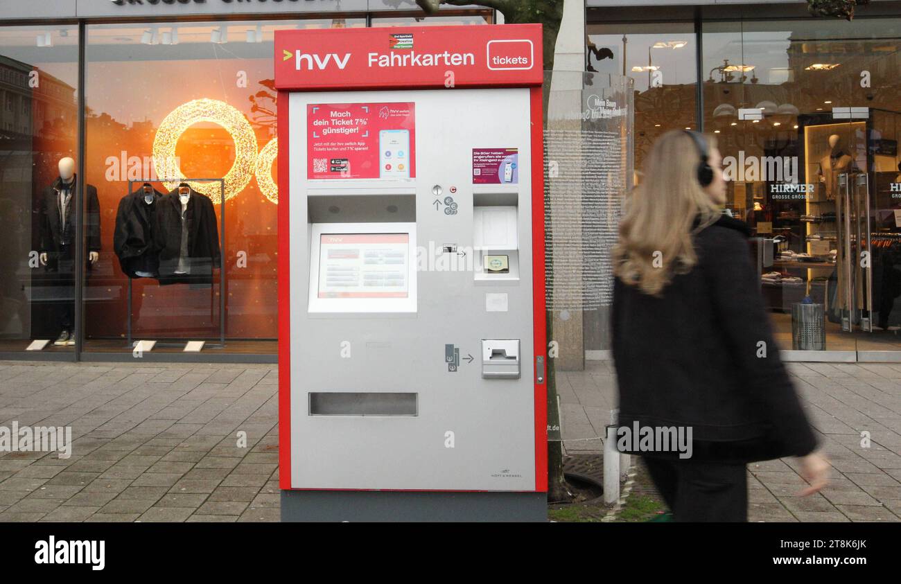 Ein Fahrkartenautomat vom Hamburger Verkehrsverbund steht an der Haltestelle Rathaus. Altstadt Hamburg *** A ticket machine from the Hamburger Verkehrsverbund is located at the Rathaus Altstadt Hamburg stop Credit: Imago/Alamy Live News Stock Photo