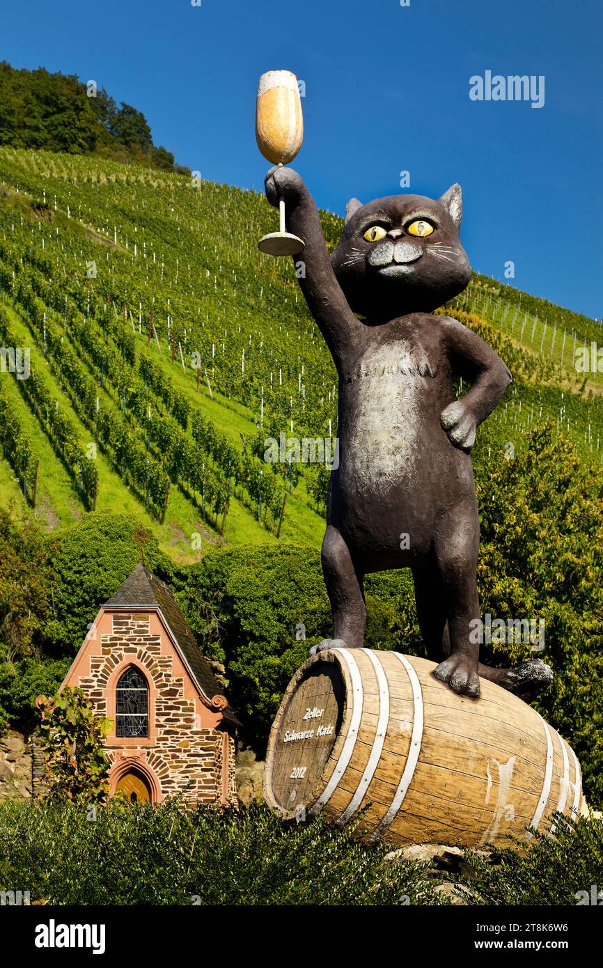 Schwarze Katz, black cat sculpture in front of vineyard, Germany, Rhineland-Palatinate, Zell Mosel Stock Photo