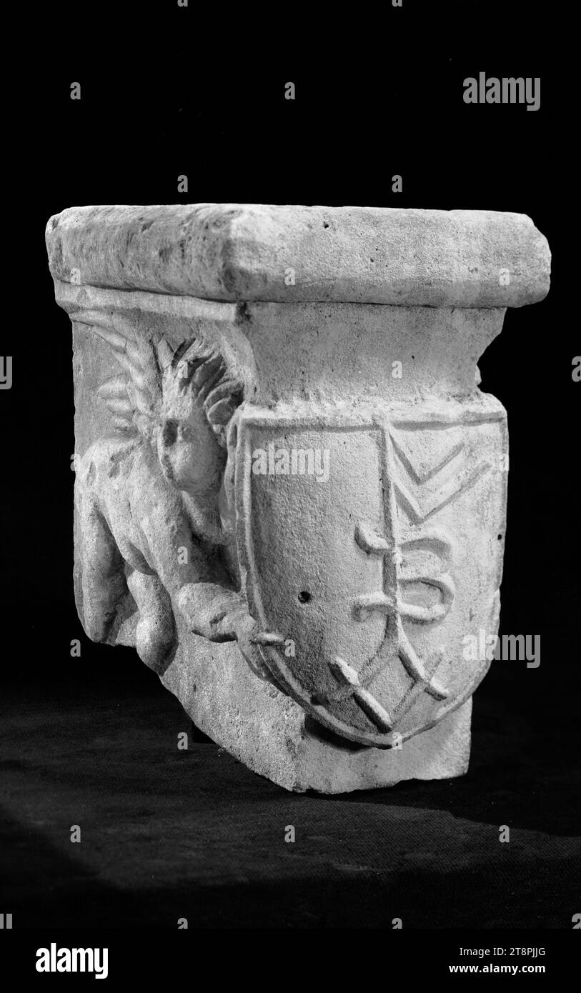 Mantelpiece decorated with two angels presenting a coat of arms