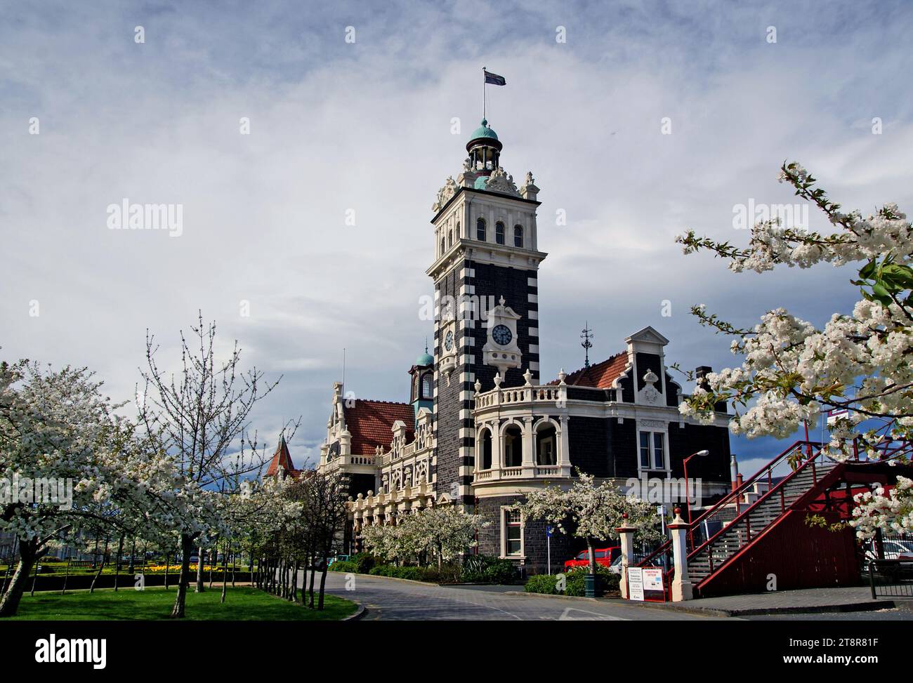 Dunedin Railway Station, This building perhaps embodies Dunedin's wealthy inheritance. During the city's most prosperous years this railway station was the country's busiest, handling up to 100 trains each day Stock Photo