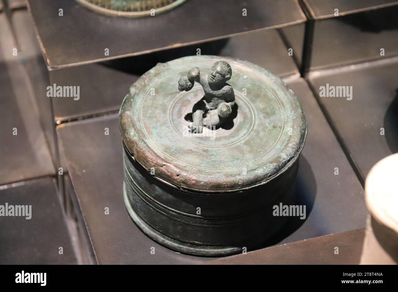 Bronze pyxis hi-res stock photography and images - Alamy