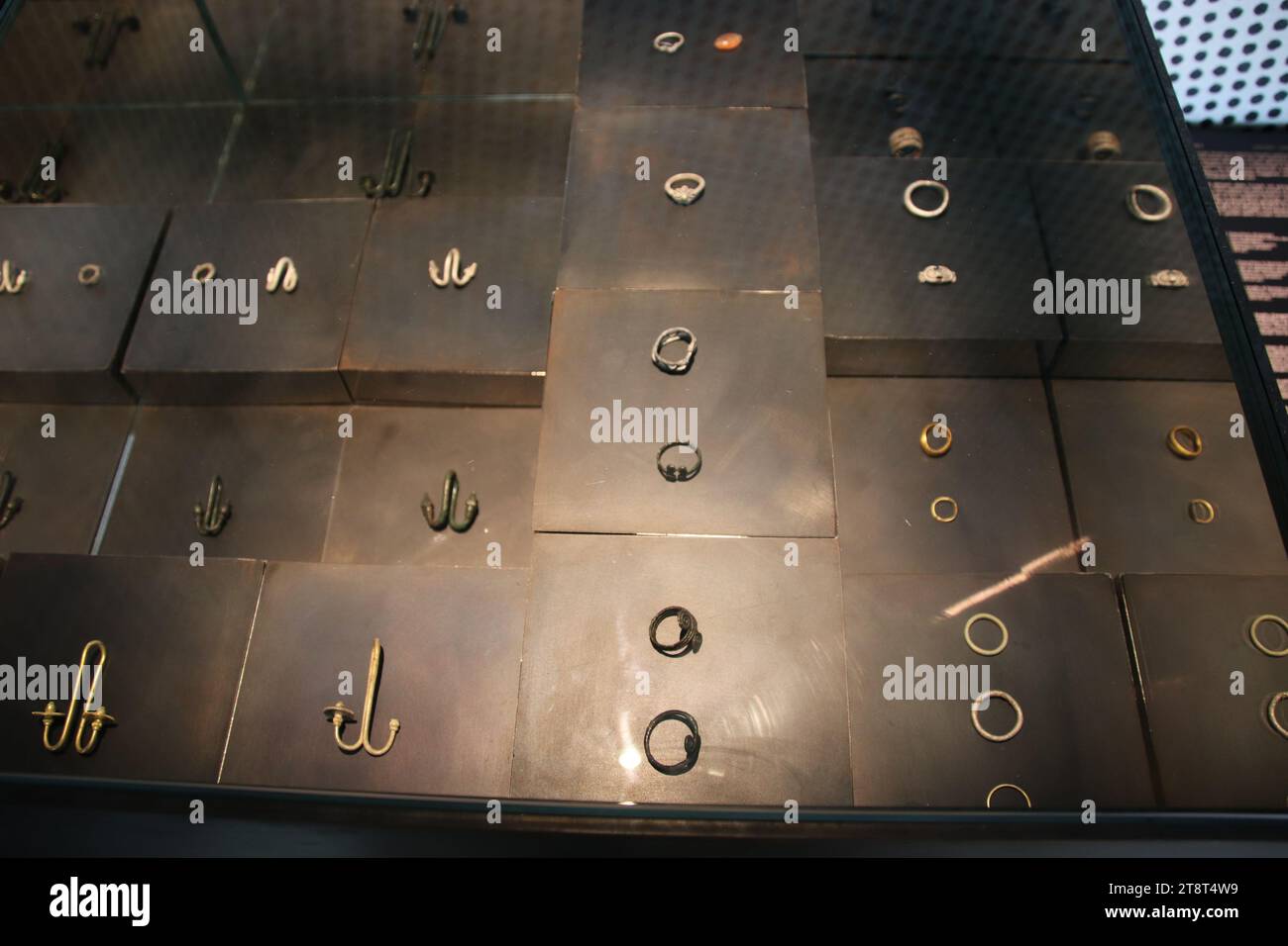 Pompeii Ruins: Jewelry from Greece or Magna Graecia, Remains of Roman
