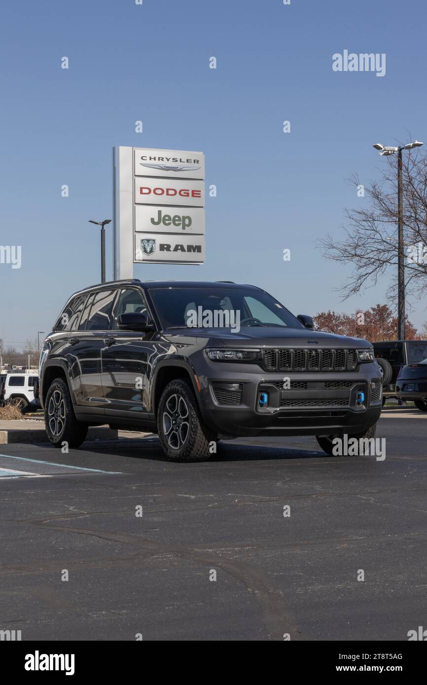 Indianapolis - November 19, 2023: Jeep Grand Cherokee display at a dealership. Jeep offers the Grand Cherokee in Laredo, Limited, and Trailhawk models Stock Photo