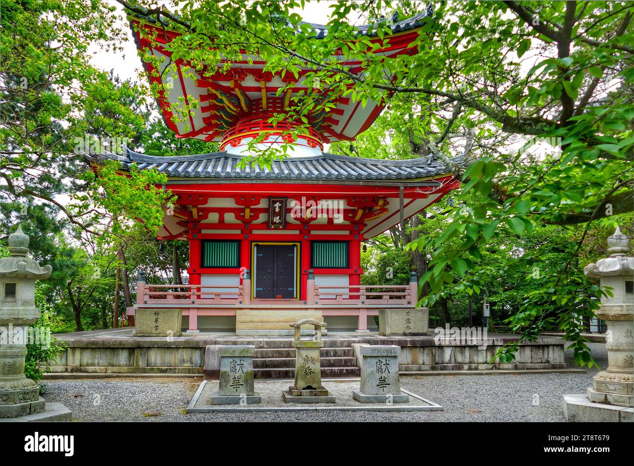 Kyoto Shrine, Kyōto claims some 1,660 Buddhist temples, more than 400 Shintō shrines, and even some 90 Christian churches Stock Photo