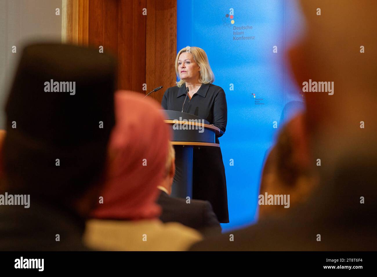 Fachtagung der Deutschen Islam Konferenz 2023 unter dem Motto Sozialer Frieden und demokratischer Zusammenhalt: Bekaempfung von Antisemitismus und Muslimfeindlichkeit in Zeiten gesellschaftlicher Spaltung mit Vertretern von Bund, Laendern und Kommunen, muslimischen und juedischen Verbaenden sowie Kirchen, im Bundesinnenministerium in Berlin. Im Foto vom 21.11.2023: Rede der Bundesministerin des Innern und fuer Heimat Nancy Faeser. Bundesinnenministerin Faeser forderte von muslimischen Verbaenden ein deutlicheres Bekenntnis gegen Antisemitismus. Sie appelliere gerade an die grossen Islamverbaen Stock Photo