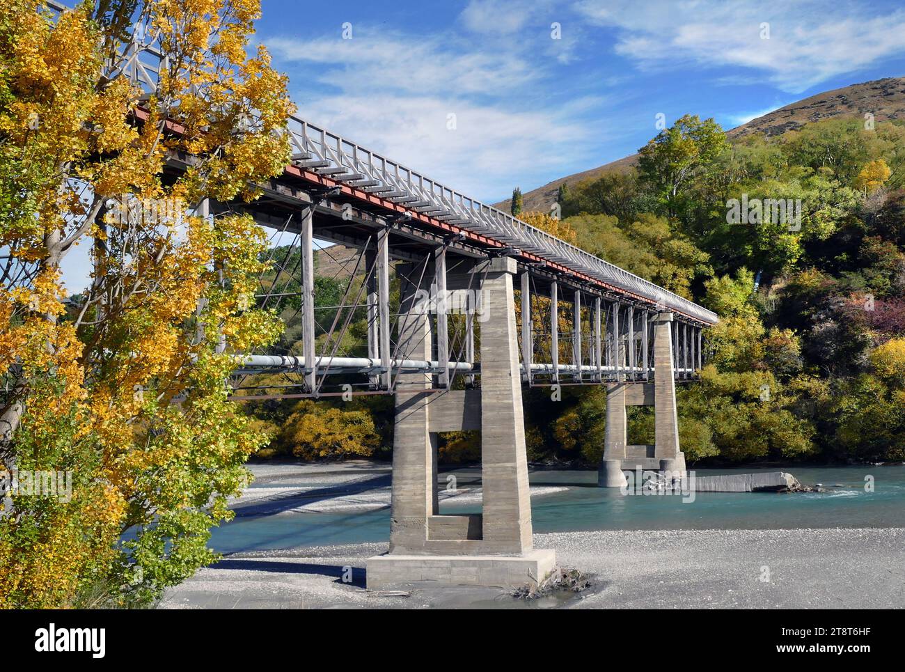 Old Lower Shotover Bridge, Situated 10 kilometres from Queenstown (off highway 6), the Old Lower Shotover Bridge was built in 1871 and offers foot traffic eye-catching 360 panoramic views of the Shotover River Stock Photo