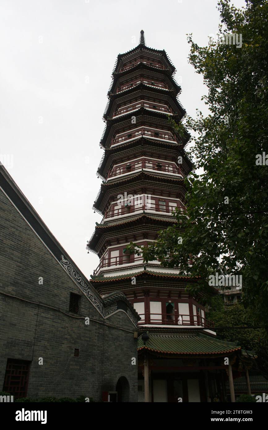Liu Rong Si Hua Ta: Six Banyan Temple, Rebuilt 11th century. Guangzhou ...