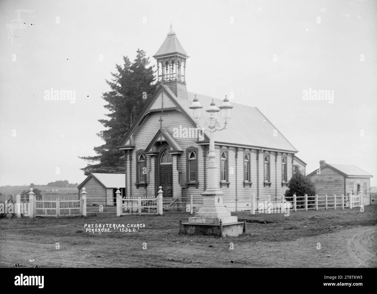St James' Presbyterian Church (Pukekohe), View of the St James' Presbyterian Church situated on the corner of Queen and Seddon streets, Pukekohe. In the foreground is the gas lampstand erected in honour of Rt Hon Richard Seddon, Prime Minister ca 1915 Stock Photo
