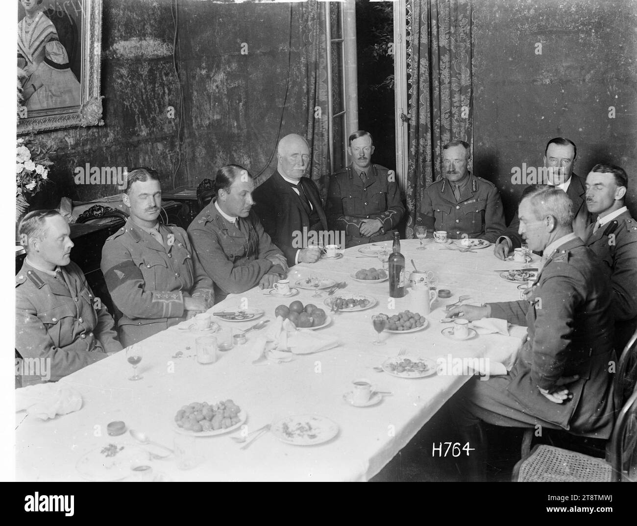 Prime Minister William Massey, at dinner with World War I Divisional Headquarters staff in Authie, France, Prime Minister William Massey (4th from left), at dinner with World War 2 Divisional Headquarters staff including Joseph Ward (7th from left) at Authie, France, in June 1918. Shows nine men seated around a dinner table with plates of fruit and nuts, and cups of coffee Stock Photo