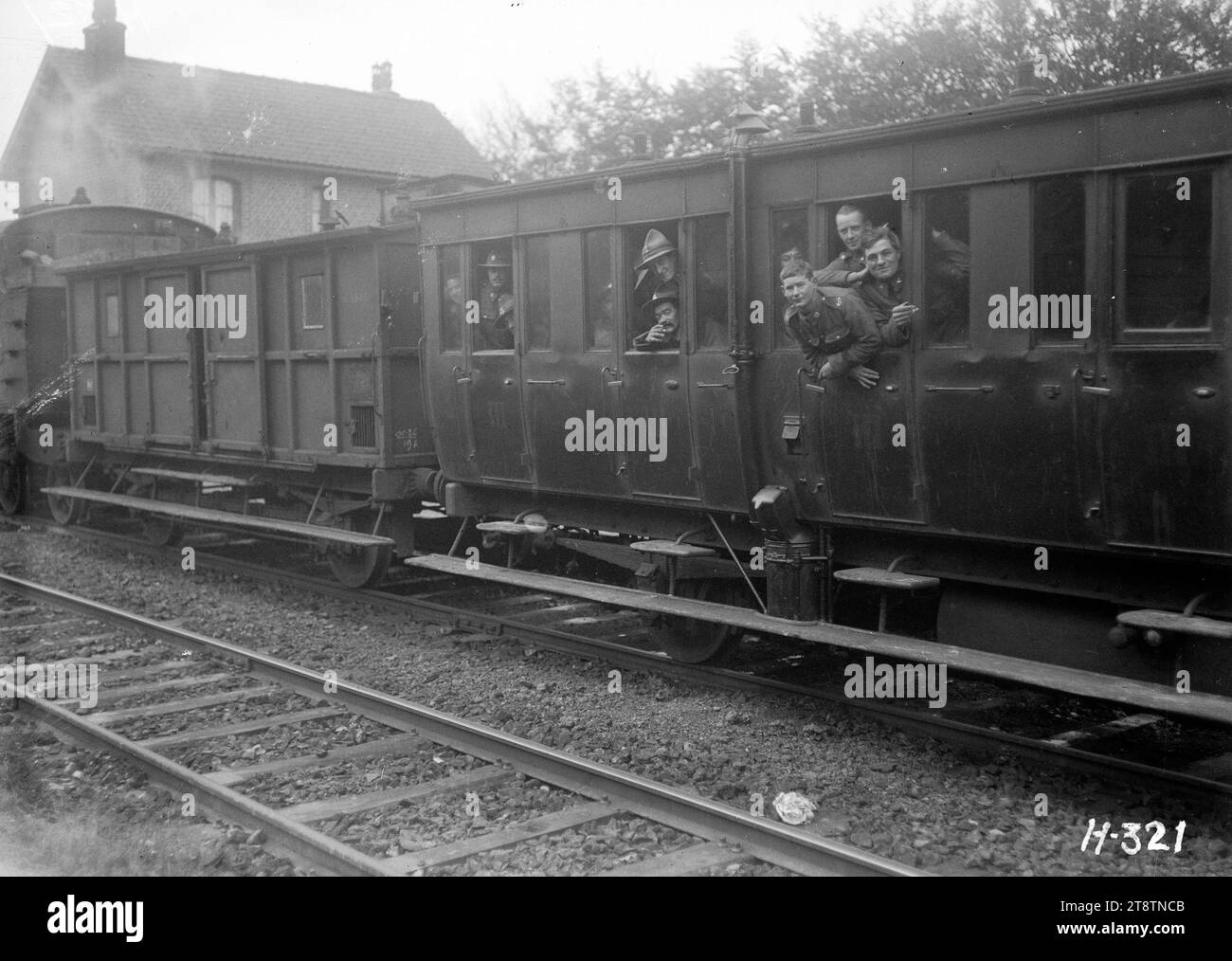 New Zealand troops on the leave train during World War I, World War I ...