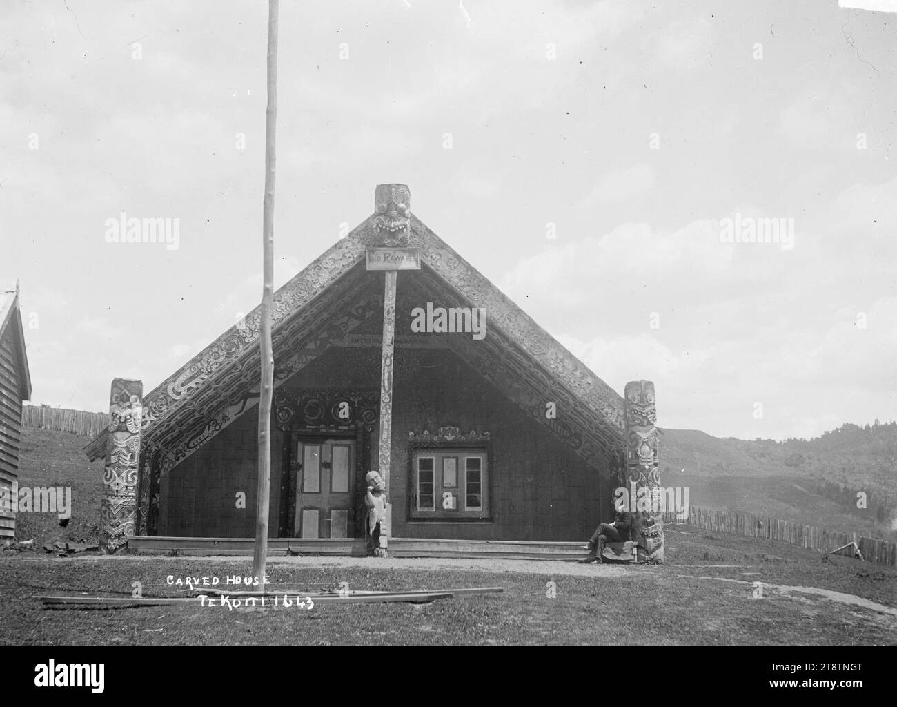 Front view of Te TokanganuiANoho, Te Kuiti, Front view of the carved