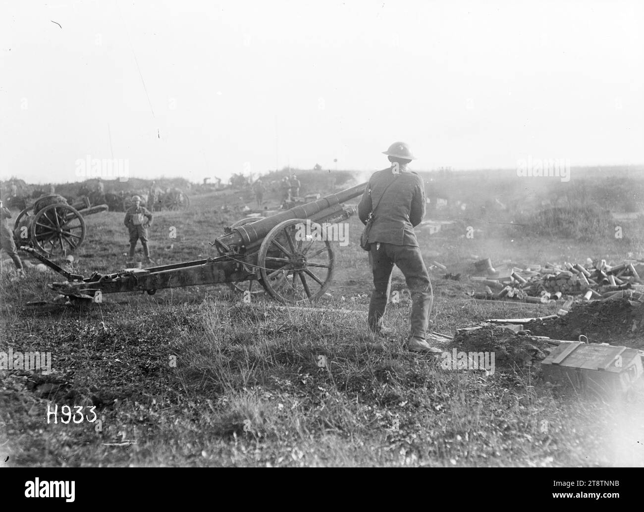 New Zealanders fire a captured German 4.2 gun, World War I, New Zealand soldiers fire a captured German 4.2 gun at German forces near Grevillers, France, during World War I. One soldier holds his hands over his ears. Other guns are visible. A pile of shell cases can be seen in the foreground. Photograph taken 24 August 1918 Stock Photo