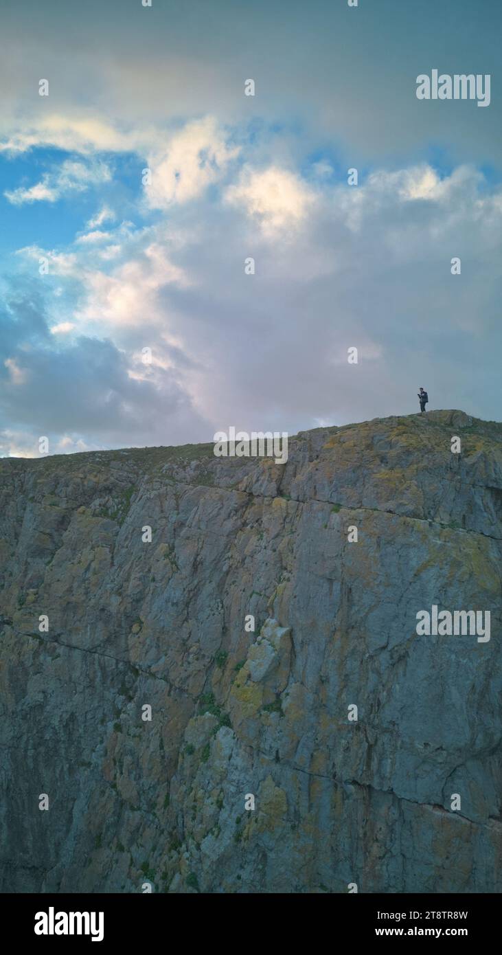 Man standing cliff sea sky at edge of hi-res stock photography and ...