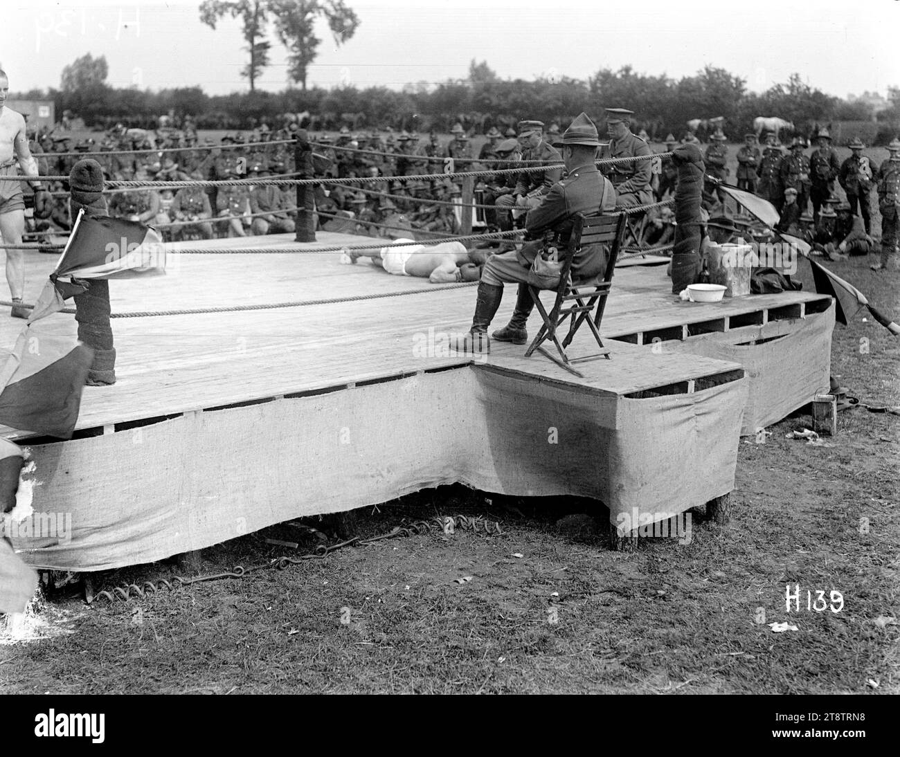 A knock-out at the New Zealand Division boxing championships, France, A soldier lies on the canvas during a boxing match at the Divisional championships at Doulieu in France during World War I. Photograph taken 6 or 10 July 1917 Stock Photo