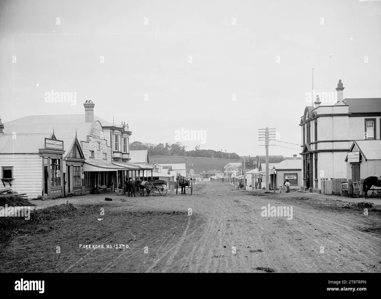 King Street, Pukekohe, View looking down King Street, with the Pukekohe Post Office on the right and premises of Roulston Bros, family butchers, on the left. Franklin Bakery is also on the right next door to the post office after 1909 Stock Photo