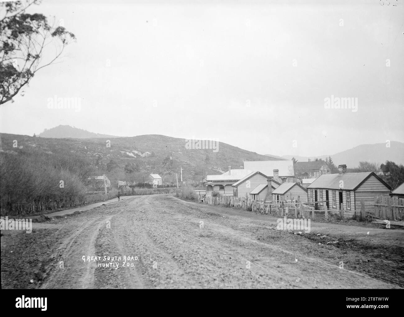 The Great South Road leading out of Huntly, ca 1910s, The Great South Road leading out of Huntly, circa 1910s. There are houses, mostly on the right side of the road Stock Photo