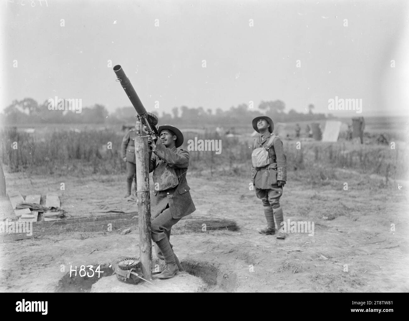 Soldiers on the anti-aircraft guard of the New Zealand Pioneer Maori Battalion camp, Bayencourt, France, Members of the New Zealand Pioneer Maori Battalion manning the anti-aircraft station of the camp at Bayencourt, during World War I. Shows one soldier pointing an anti-aircraft gun towards the sky with two others standing behind him looking upwards. Photographed in 1918 Stock Photo