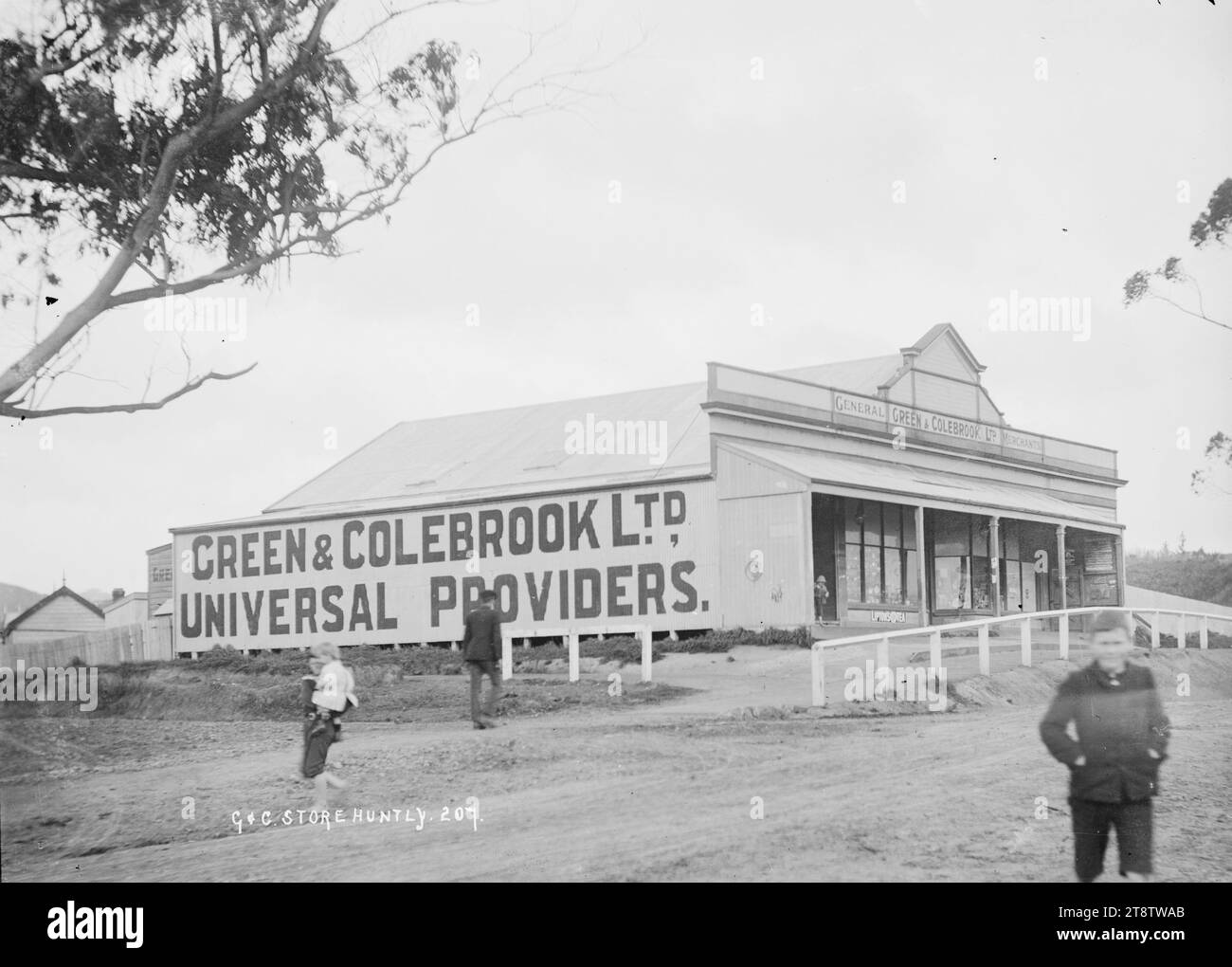 Green & Colebrook's store at Huntly, ca 1910s, The business premises of Green & Colebrook, merchants in Huntly, with the sign 'Universal providers' on the side of the building. circa 1910s Stock Photo