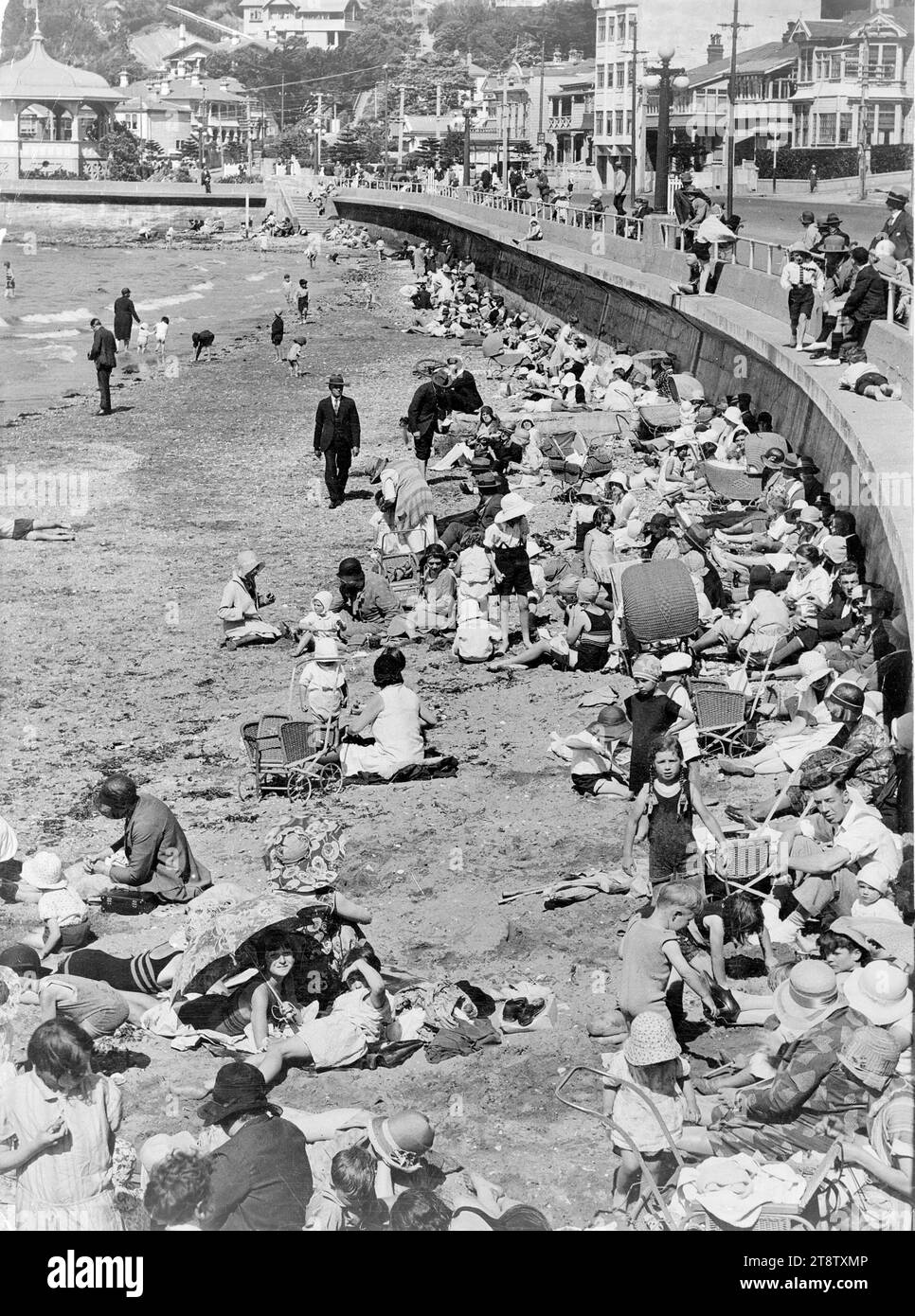 1930s people on beach hi-res stock photography and images - Alamy