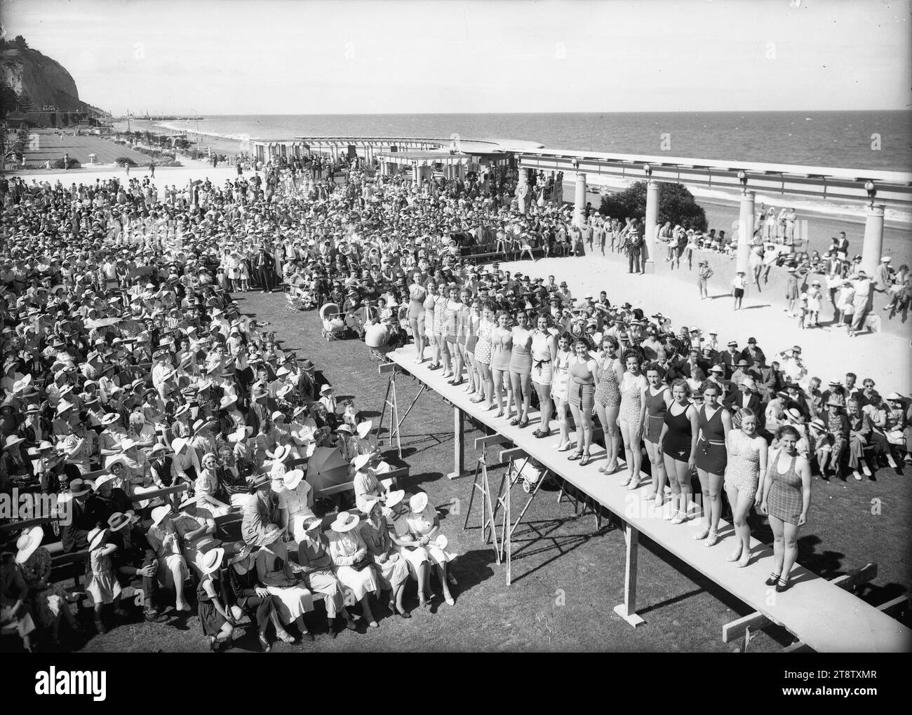 Beauty pageant contestants and crowd, Marine Parade, Napier, ca late 1930s Stock Photo