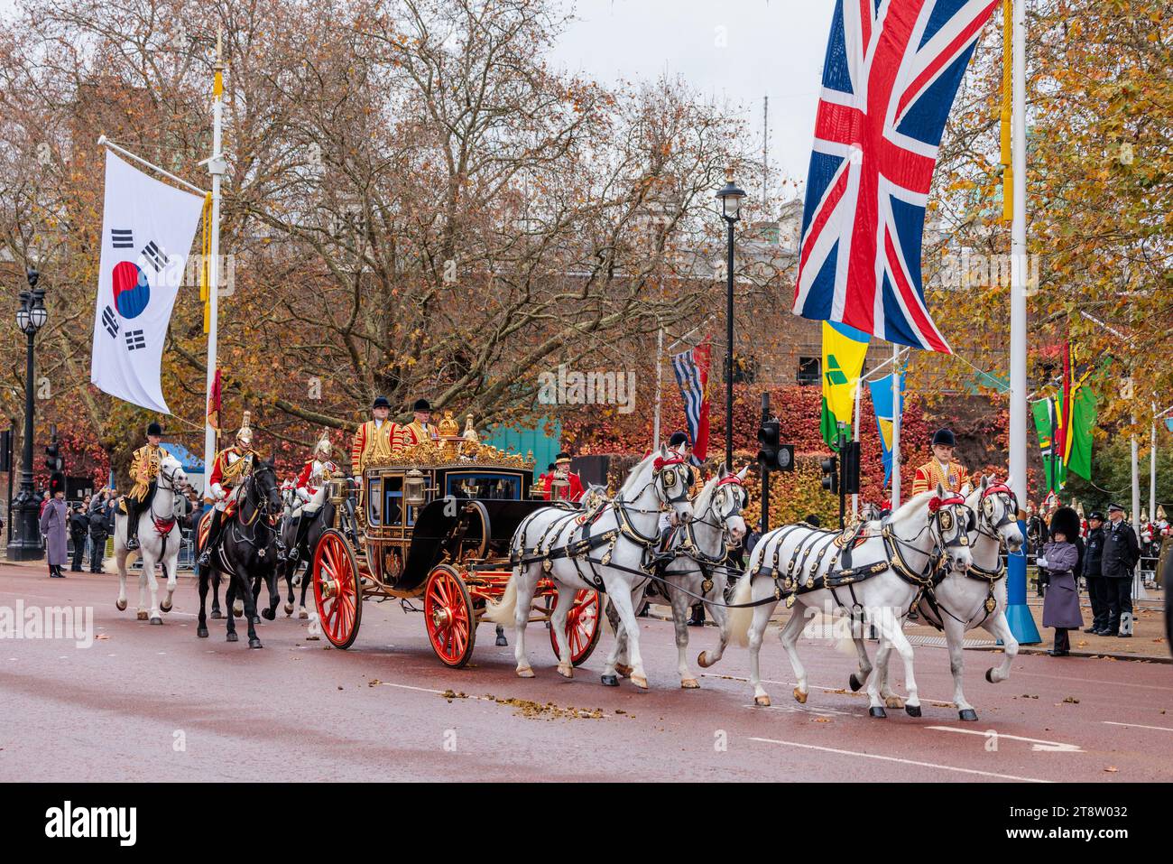 The Mall, London, UK. 21st November 2023. His Majesty King Charles III and The President of the Republic of Korea, His Excellency Yoon Suk Yeol, ride in a carriage procession along The Mall following a formal welcome on Horse Guards Parade on the first full day of the South Korean State Visit to the UK. Photo by Amanda Rose/Alamy Live News Stock Photo