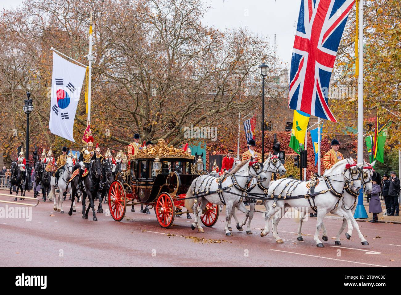 The Mall, London, UK. 21st November 2023. Her Majesty Queen Camilla and the First Lady of the Republic of Korea, Mrs Kim Keon Heel, ride in a carriage procession along The Mall following a formal welcome on Horse Guards Parade on the first full day of the South Korean State Visit to the UK. Photo by Amanda Rose/Alamy Live News Stock Photo