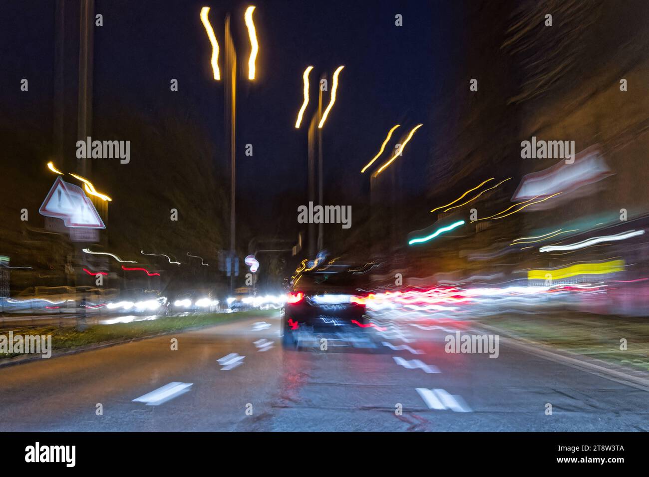 Im Rausch der Geschwindigkeit. Raserei am Abend. München Bayern Deutschland *** In the frenzy of speed Speeding in the evening Munich Bavaria Germany Copyright: xRolfxPossx Credit: Imago/Alamy Live News Stock Photo