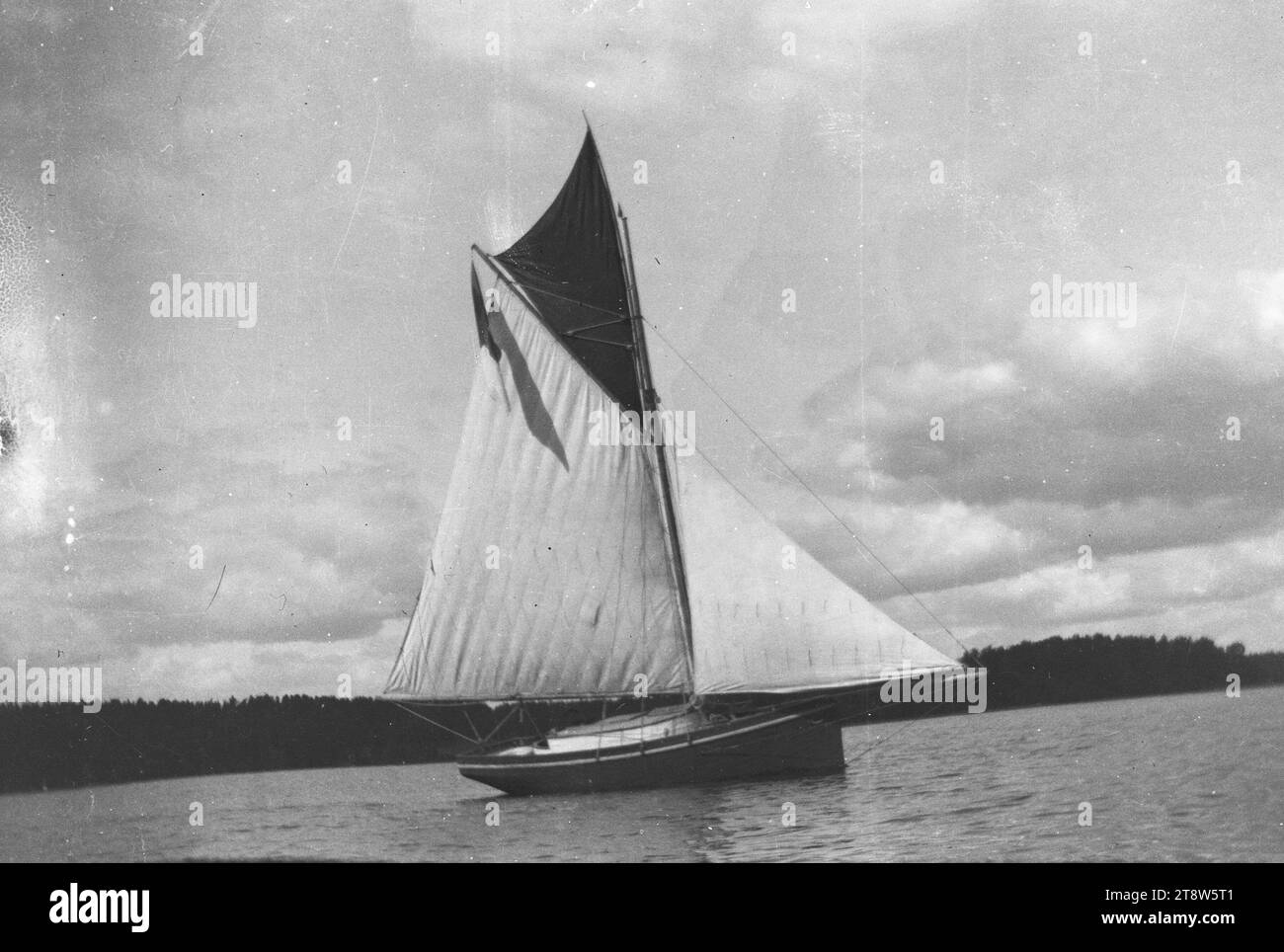 Hugo Simberg, 24.6.1873, Hamina, 12.7.1917, Ähtäri, Hugo Simberg's sailing boat Refanut, 1901, 55 × 82 mm, Niemenlautta, sailboats, yevo - Work: St. John's Church in Tampere under construction Stock Photo