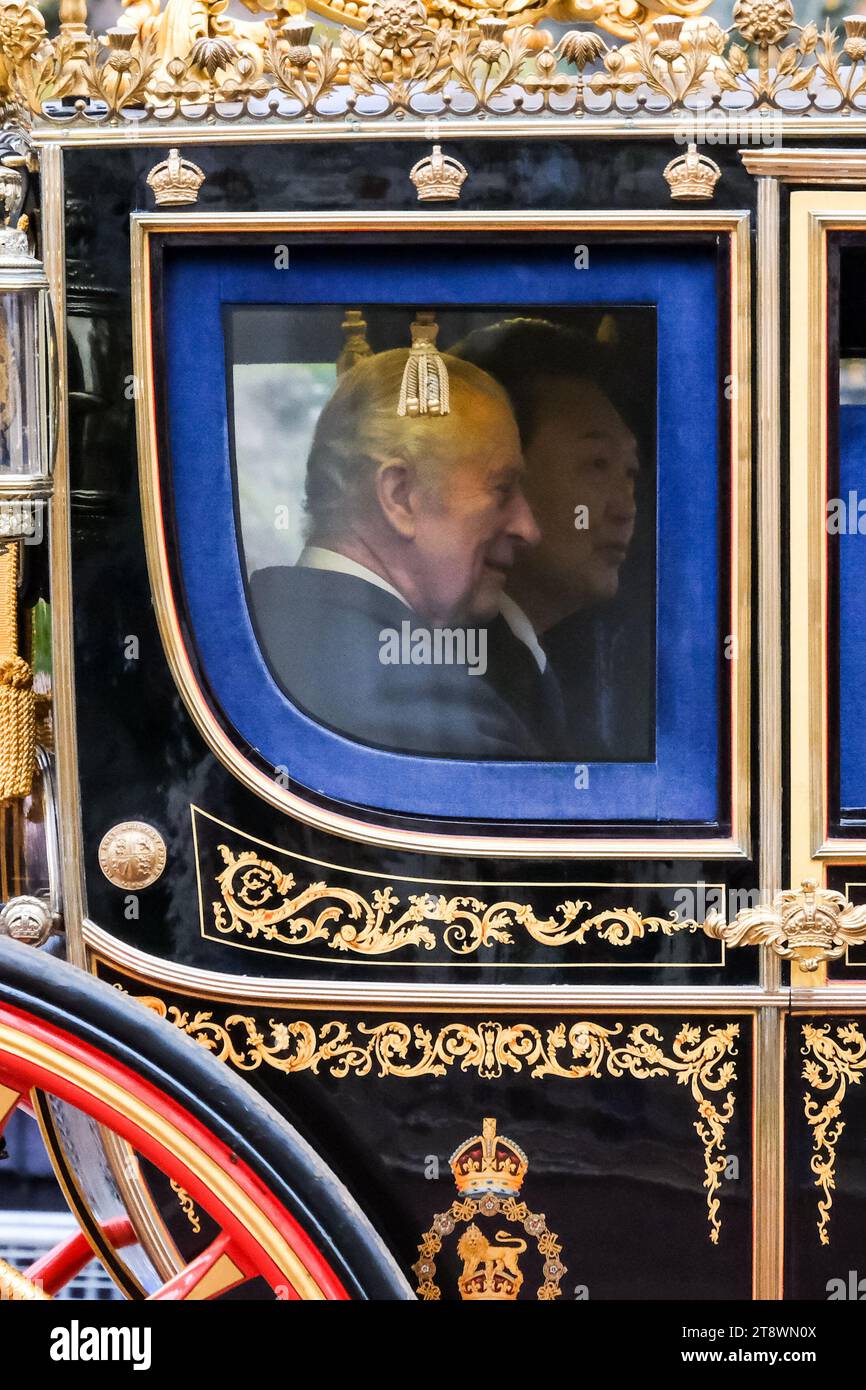 London, UK. 21st November, 2023. King Charles and the President of South Korea, Yoon Suk Yeol ride together in a carriage procession throught the Mall to Buckingham Palace, following a formal welcome in Horse Guards Parade on the first day of the State Visit. Credit: Eleventh Hour Photography/Alamy Live News Stock Photo
